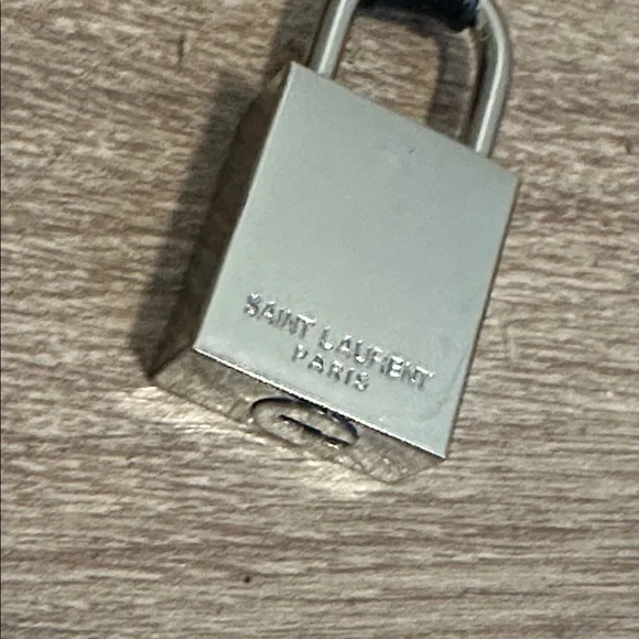 Saint Laurent Bag Leather Black Charm with lock - Picture 4 of 4